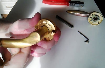 Ремонт дверной ручки.